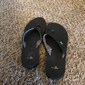 Womens Sanuk Flip Flops, black, size 8, barely worn.